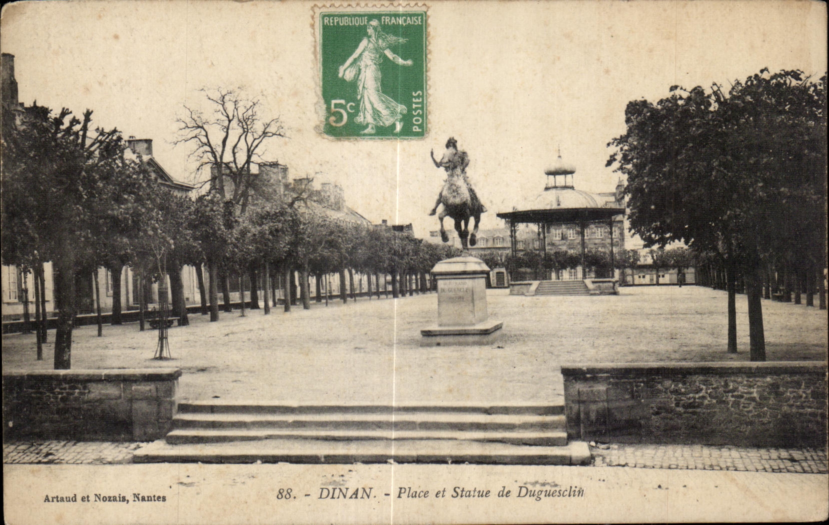 CPA Dinan Place et Statue de Duguesclin