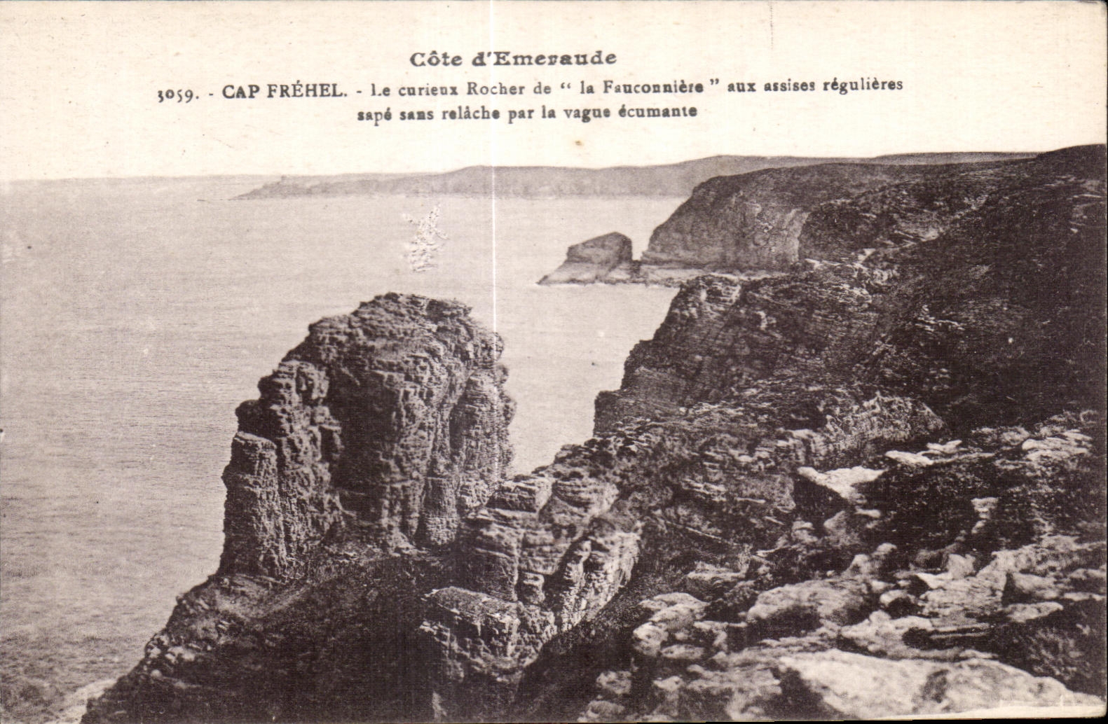 CPA Cote d Emeraude Cap Frehel Le Curieux Rocher de la Fauconniere aux assiset regulieres Sape sans relache par la vague