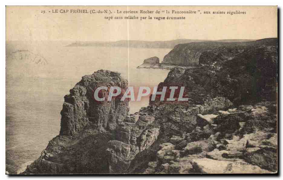 Le Cap Fréhel (C.-du-N.) — Le curieux Rocher de "la Fanconnière", aux assises régulières, sapé sans relâche par la vague écumante — J. Bonzec, Milan