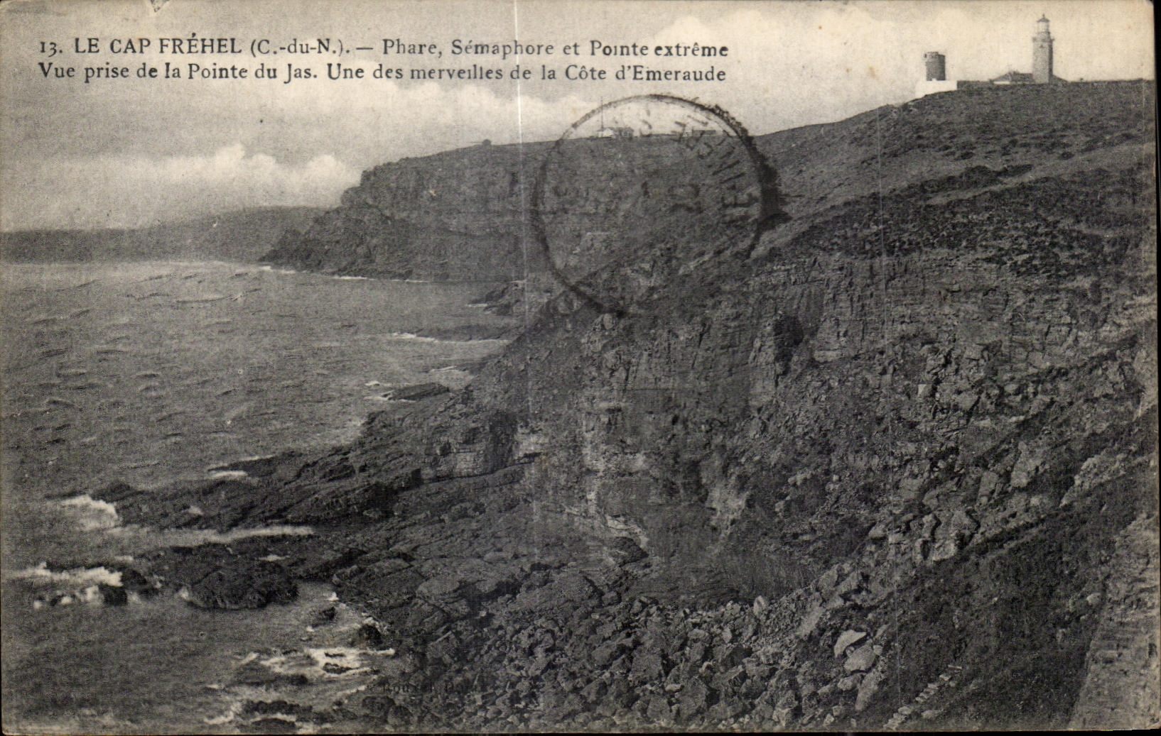 Le Cap Fréhel (C.-du-N.) — Phare, Sémaphore et Pointe extrême — Vue prise de la Pointe du Jas. Une des merveilles de la Côte d'Émeraude