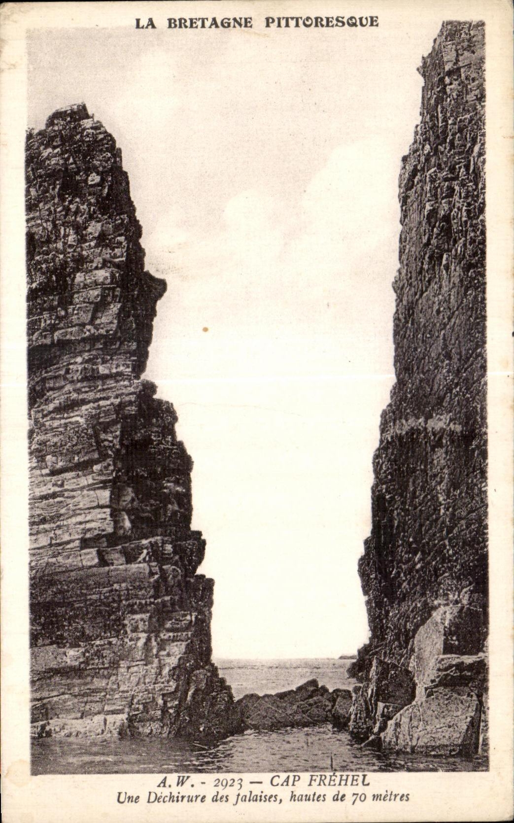 Cap Fréhel — Une Déchirure des falaises, hautes de 70 mètres — A.W. - 2923