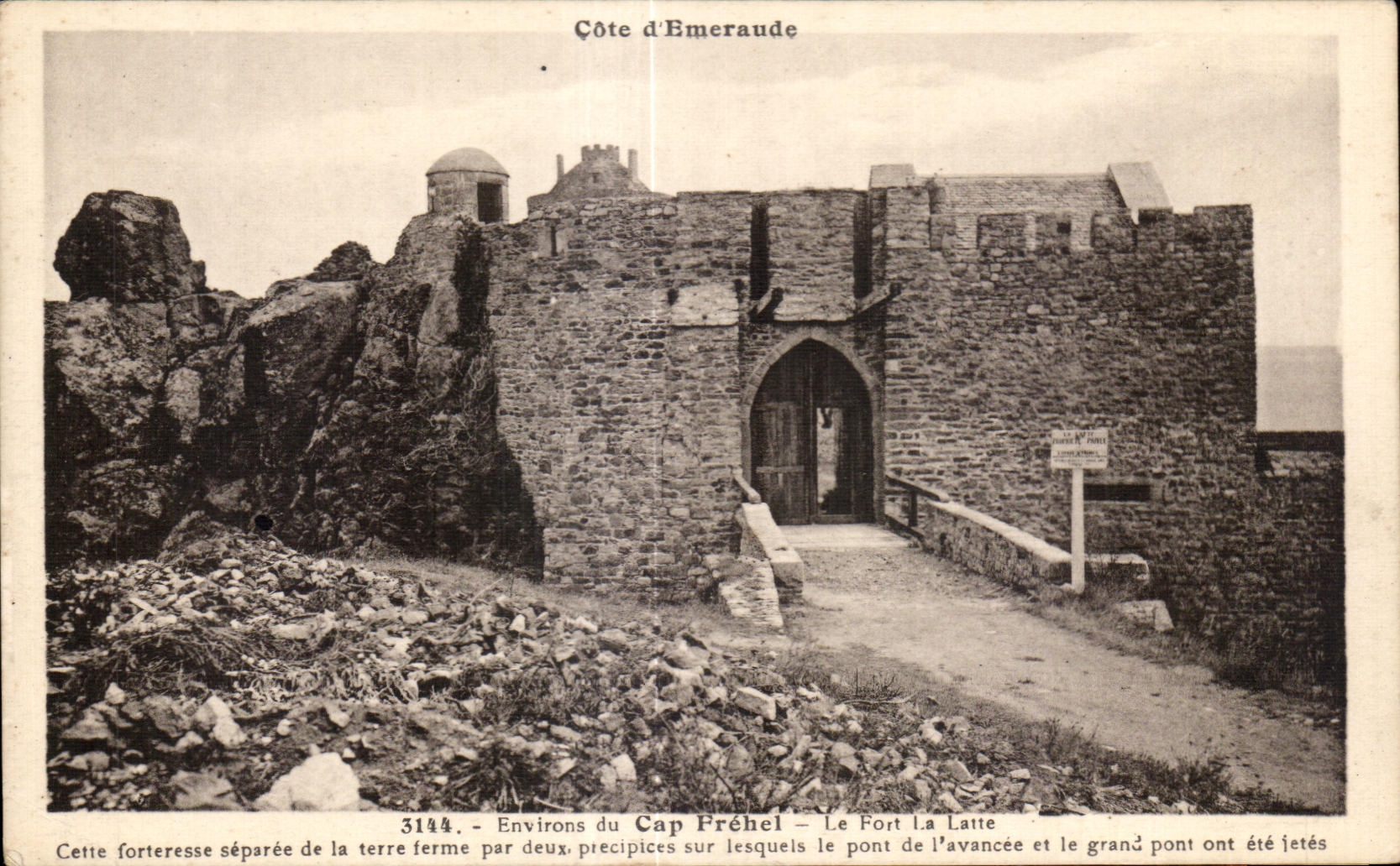 CPA Environs du Cap Frehel Le Fort La Latte Cette Forteresse Separee de la Terre Ferme Par Deux