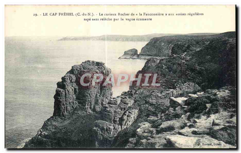 Le Cap Fréhel (C.-du-N.) — Le curieux Rocher de « la Fauconnière » aux assises régulières sapé sans relâche par la vague écumeante — Rouxel, Dinan