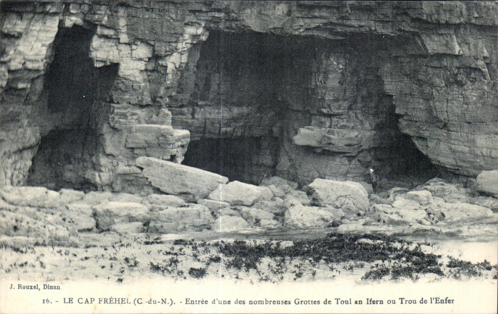 Le Cap Fréhel (C.-du-N.) — Entrée d'une des nombreuses Grottes de Toul an Ifern ou Trou de l'Enfer — J. Rouxel, Dinan, n°16