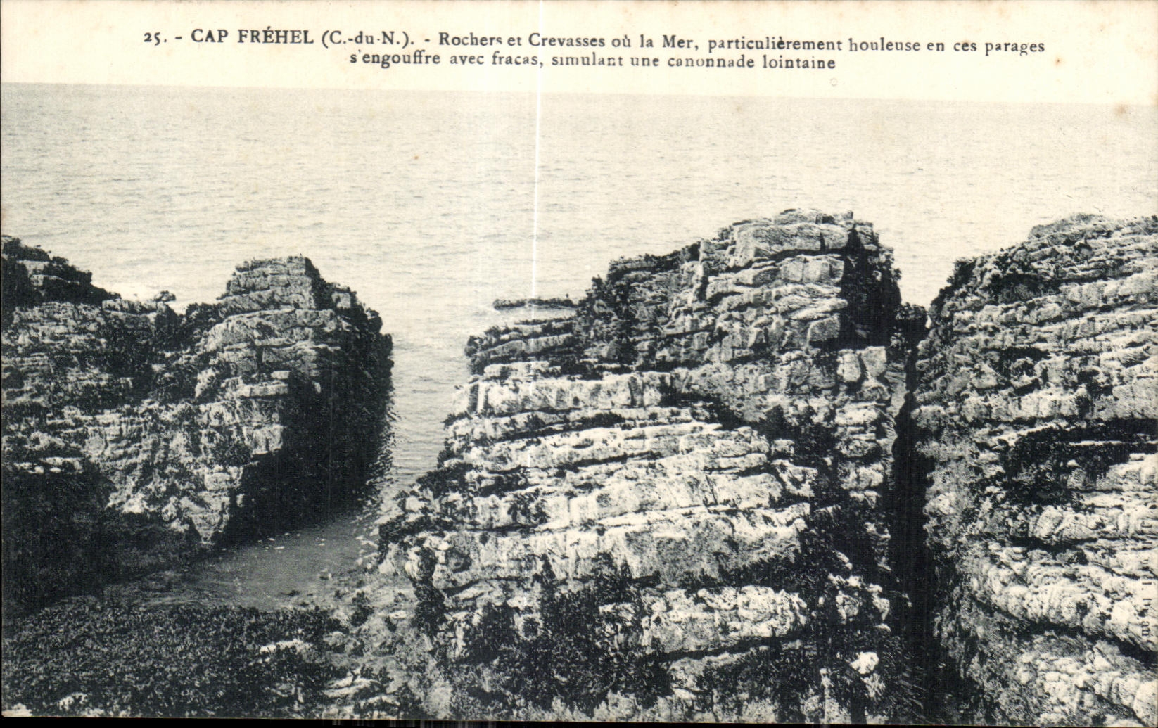 Cap Fréhel (C.-du-N.) — Rochers et crevasses où la mer, particulièrement houleuse, s'engouffre avec fracas, simulant une canonnade lointaine — n°25