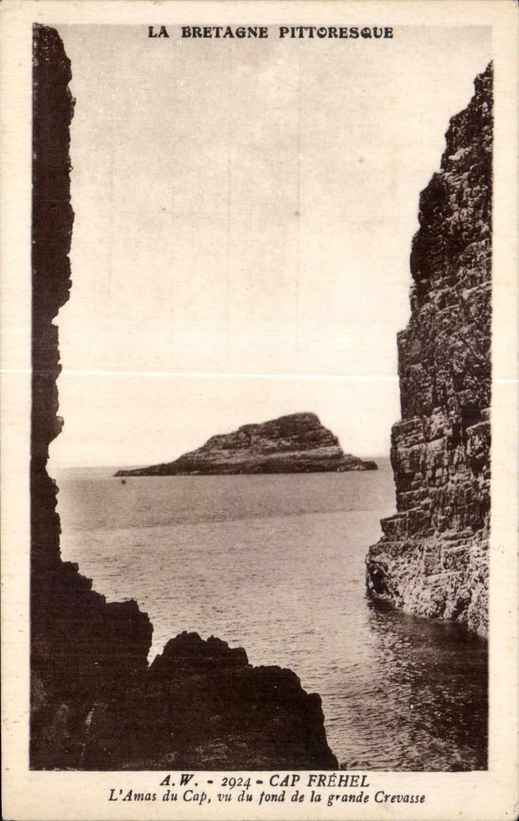 L'Amas du Cap, vu du fond de la grande Crevasse — CAP FRÉHEL — A.W. - 2024