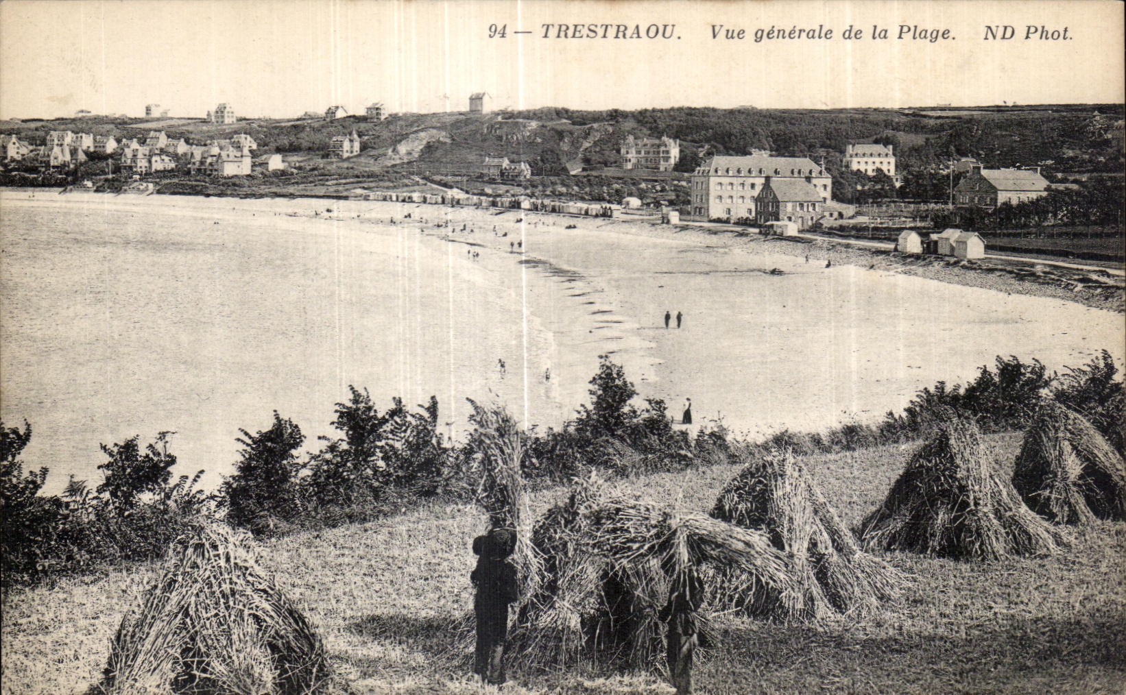 CPA Trestraou Vue generale de la Plage Paysans dans les champs