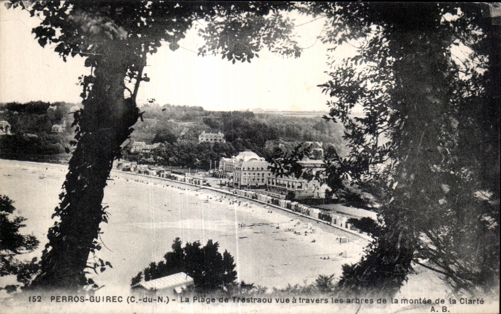 Perros-Guirec (C.-du-N.) — La Plage de Trestraou vue à travers les arbres de la montée de la Clarté — A. B. n°152