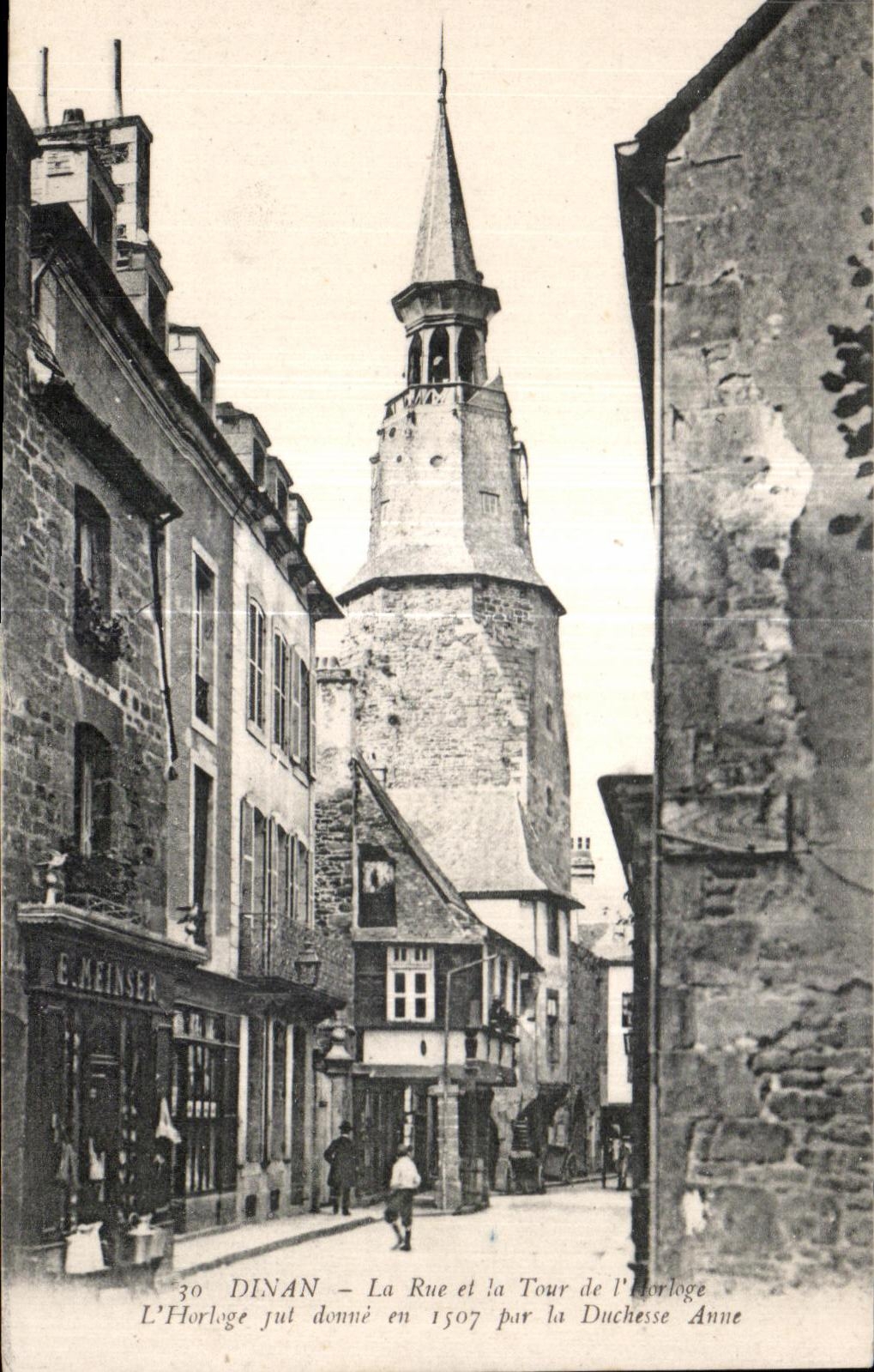 CPA Dinan La Rue et la Tour de l Horloge