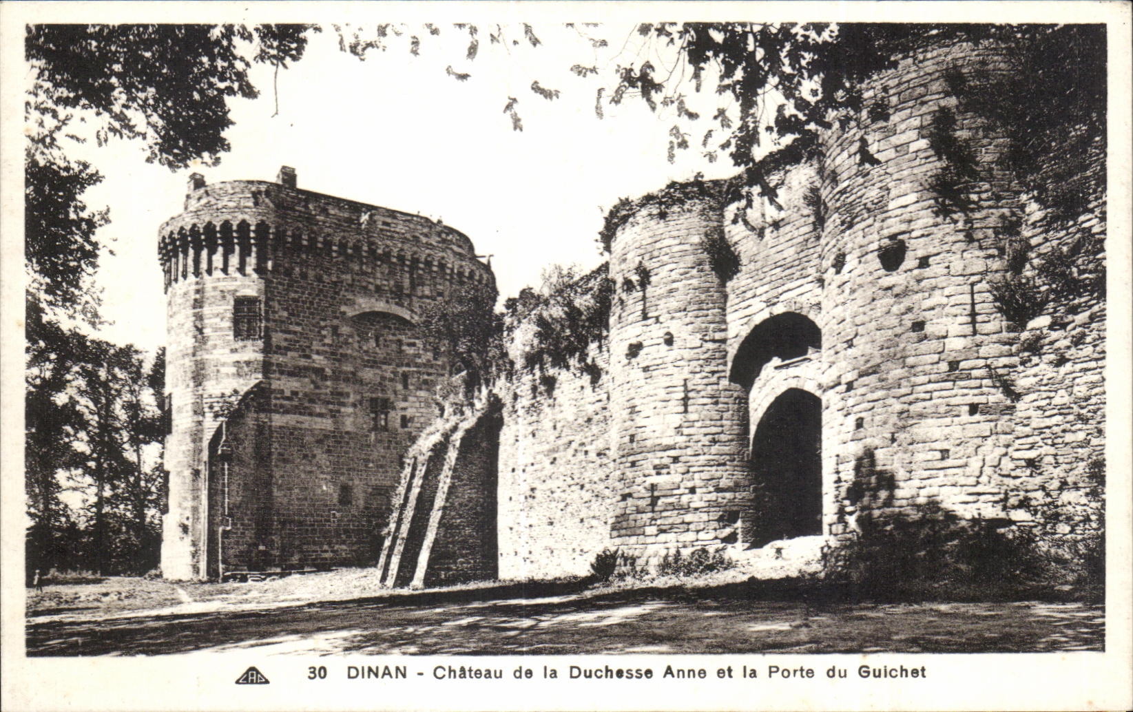 Dinan - Château de la Duchesse Anne et la Porte du Guichet — CPA n°30 — éditeur A.A.P.