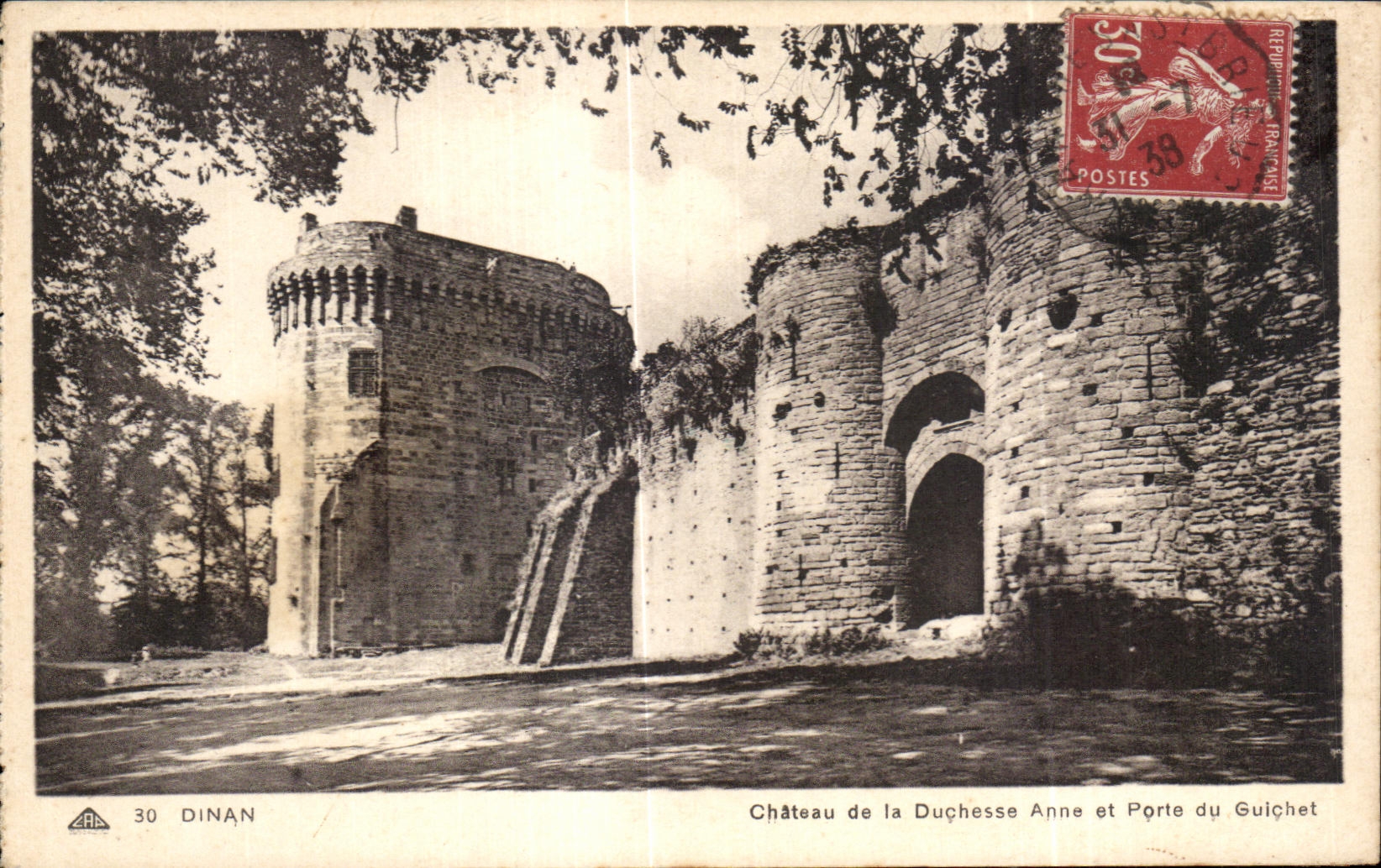 CPA Dinan Chateau de la Duchesse Anne et Porte du Guichet