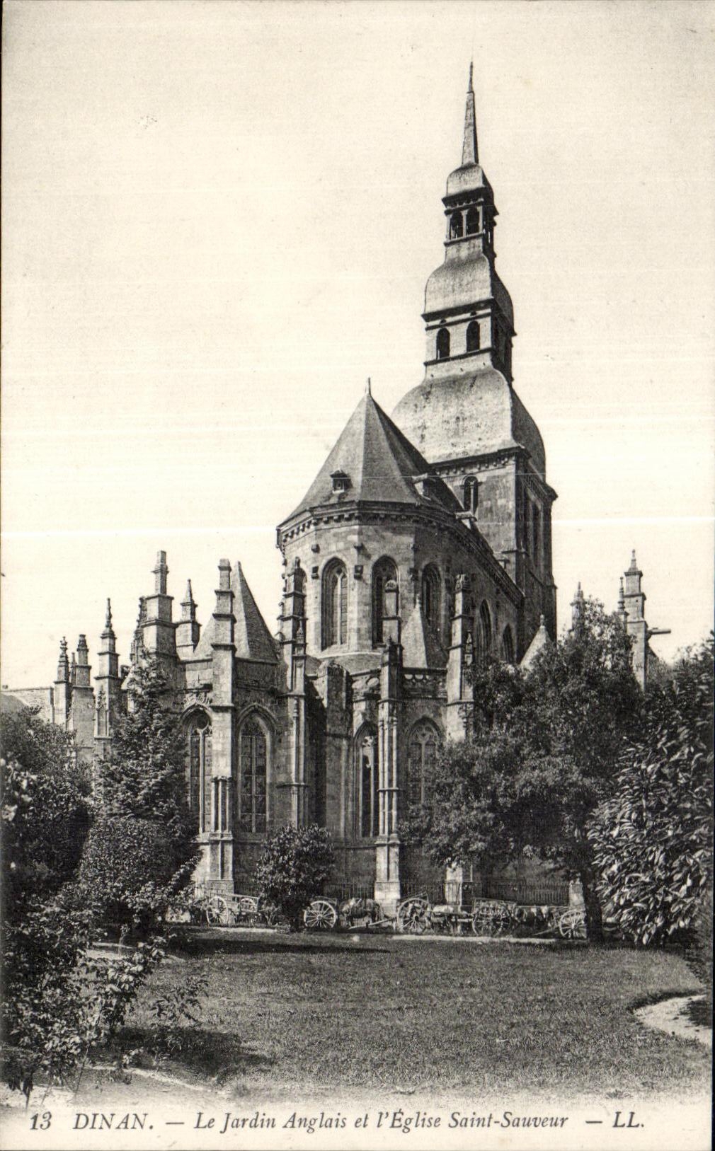 CPA Dinan Le Jardin Anglais et l Eglise Saint Sauveur