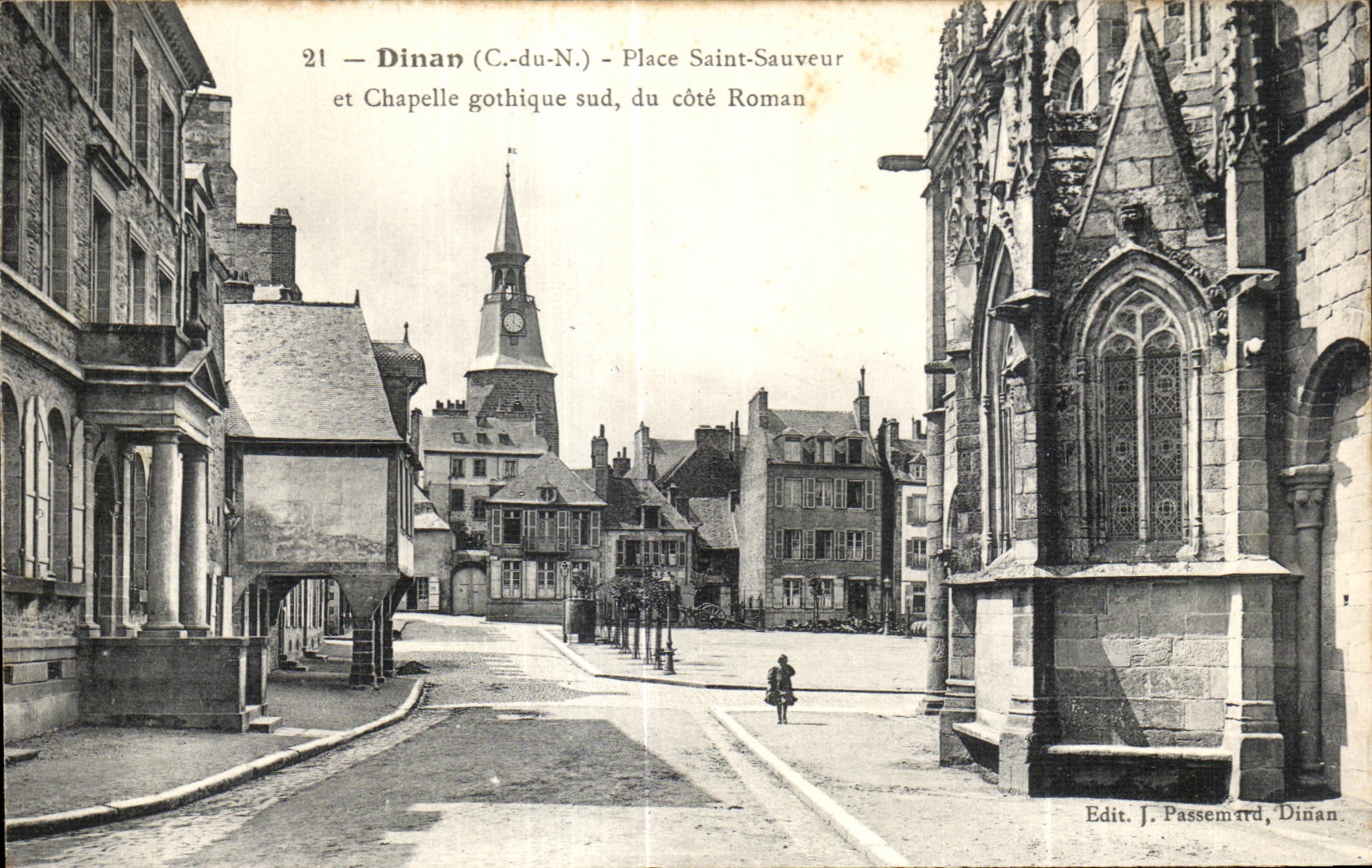 Dinan (C.-du-N.) - Place Saint-Sauveur und gotische Kapelle südlich, romanische Seite