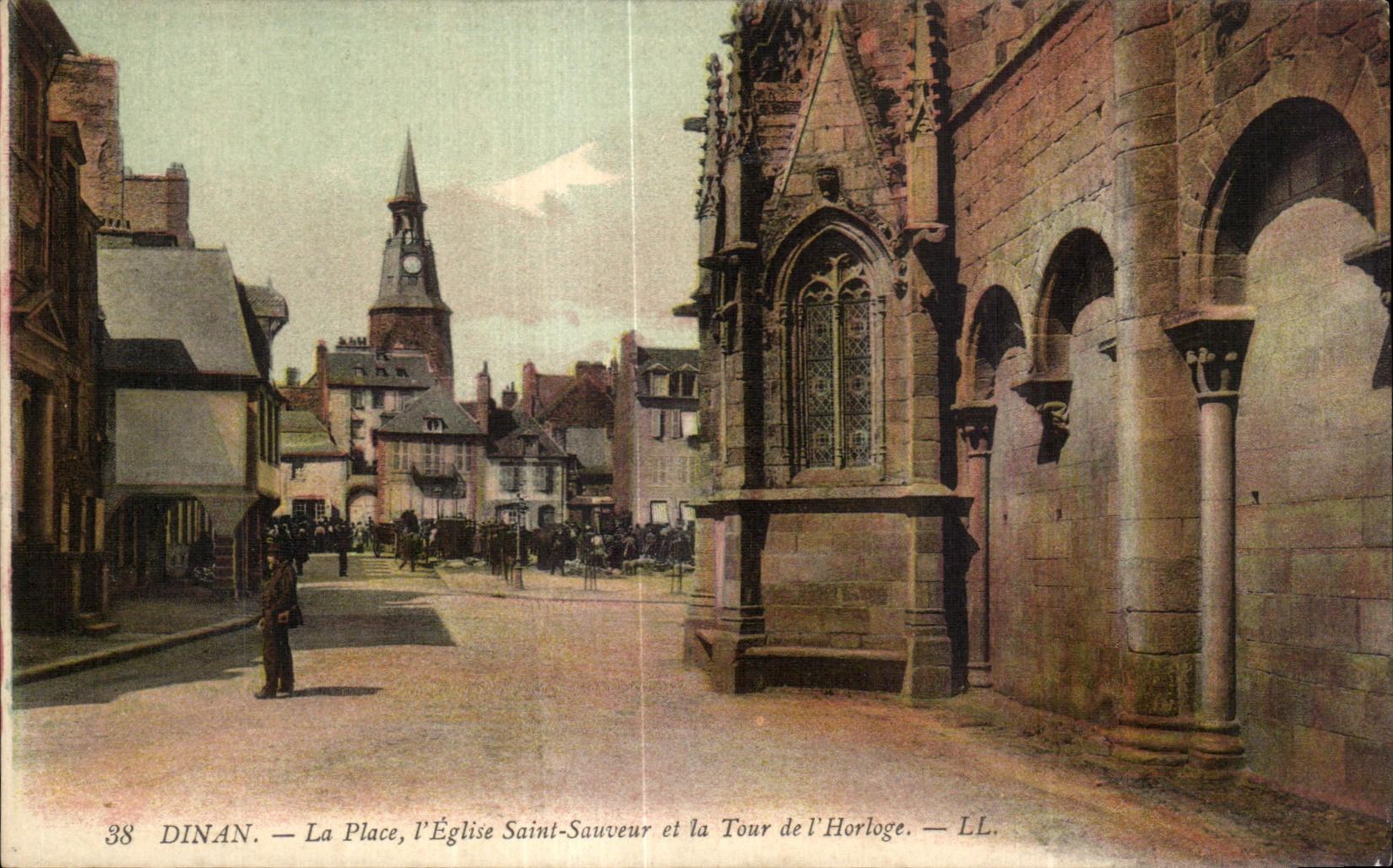 CPA Dinan La Place I Eglise Saint Sauveur et la Tour de I Horloge Le marche