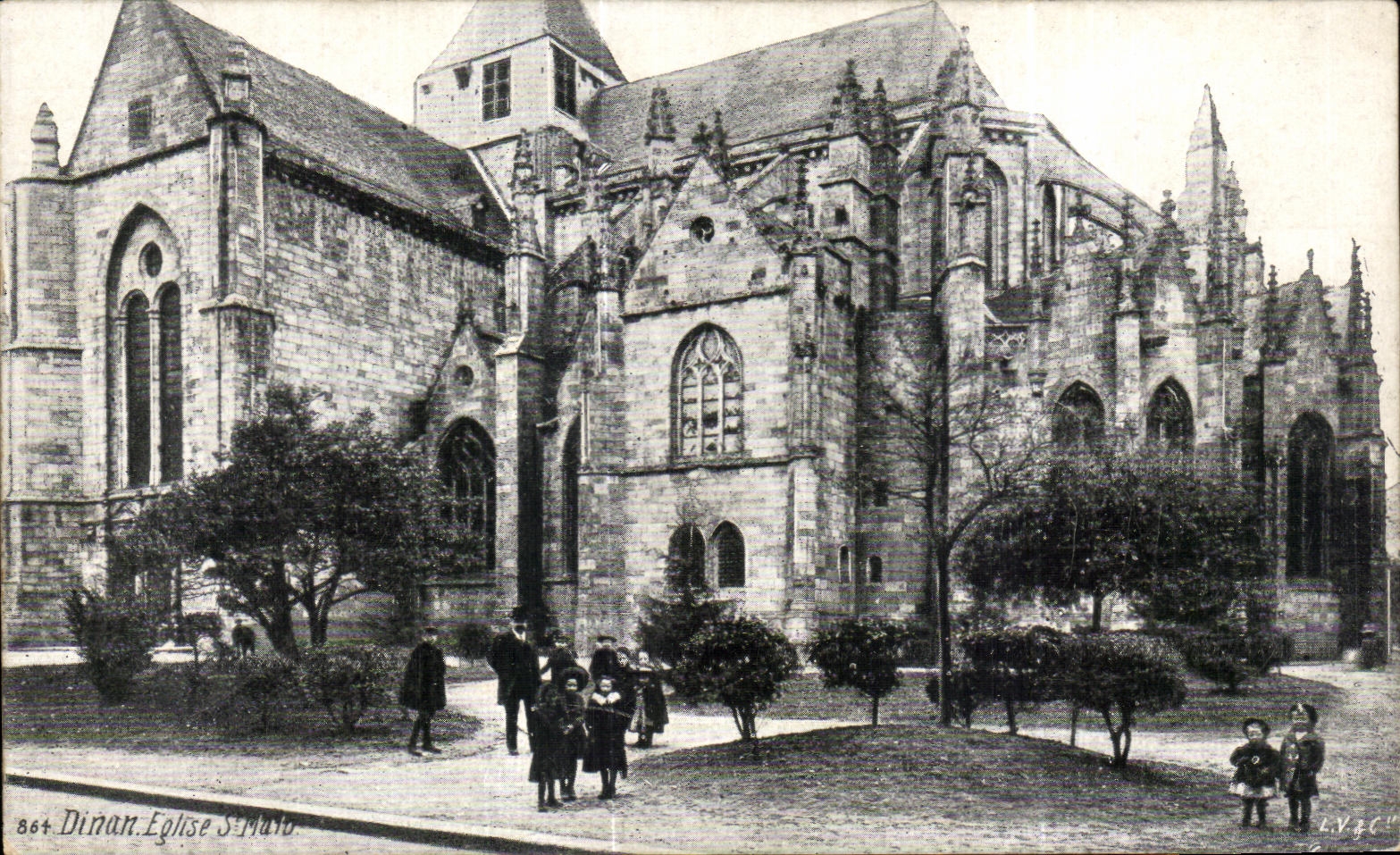 Dinan. Église Saint-Malo — vue de l'édifice gothique avec visiteurs — LV3C, n°864