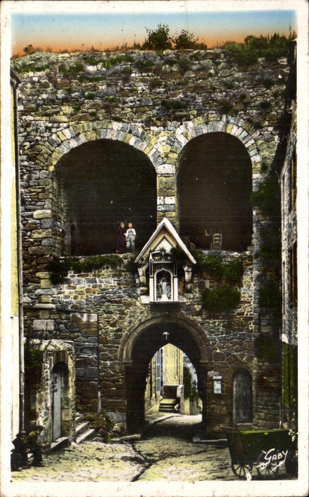 Dinan (C.-du-N.) — La Porte du Jerzual, plus ancienne porte de la ville conduisant au pont gothique de la Rance — Éditions Gaby