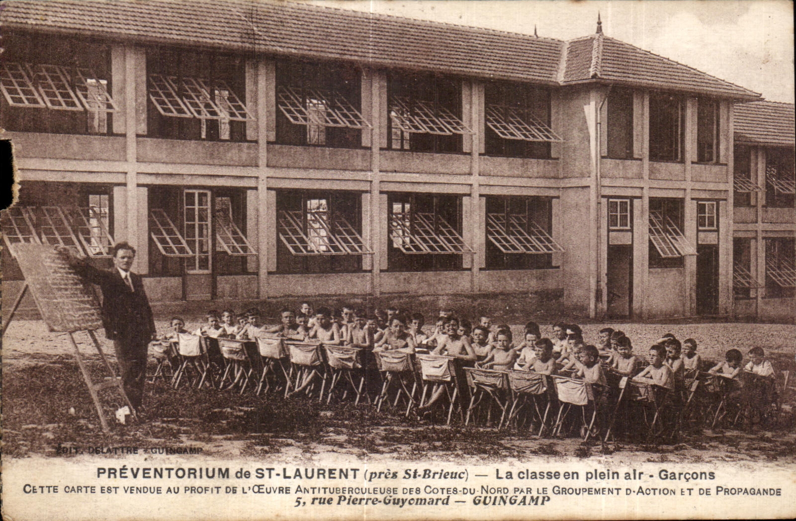 Préventorium de St-Laurent (près St-Brieuc) — La classe en plein air - Garçons — Delattre & Guingamp