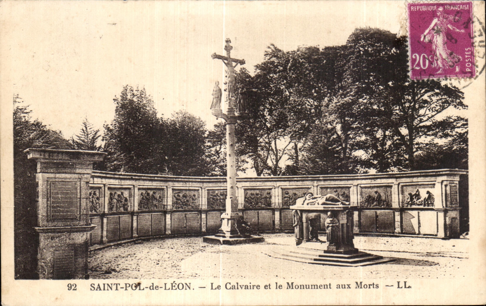 CPA Saint Pol de Leon Le Calvaire et le Monument aux Morts