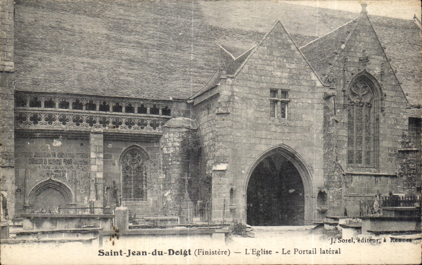 CPA Saint Jean du Doigt (Finistere) L Eglise Le Portail lateral