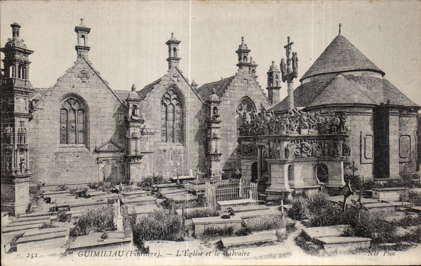 CPA Gumiliau (Finistere) L Eglise et le Calvaire