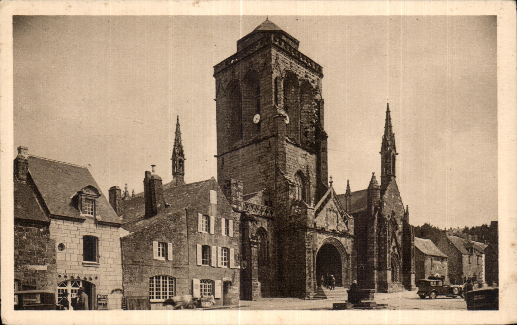 CPA Locronan (XV siecle) L Eglise et le vieil Hotel St Ronan