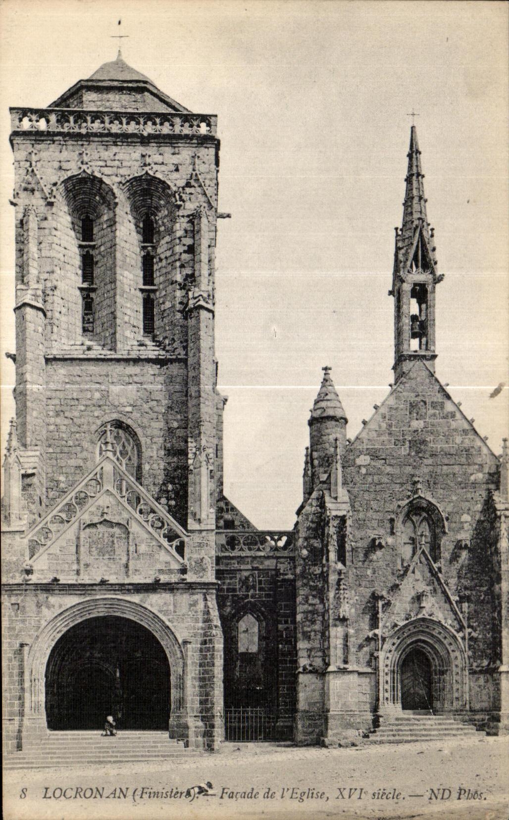 CPA Locronan (Finistere) Facade de I Eglise XVI siecle