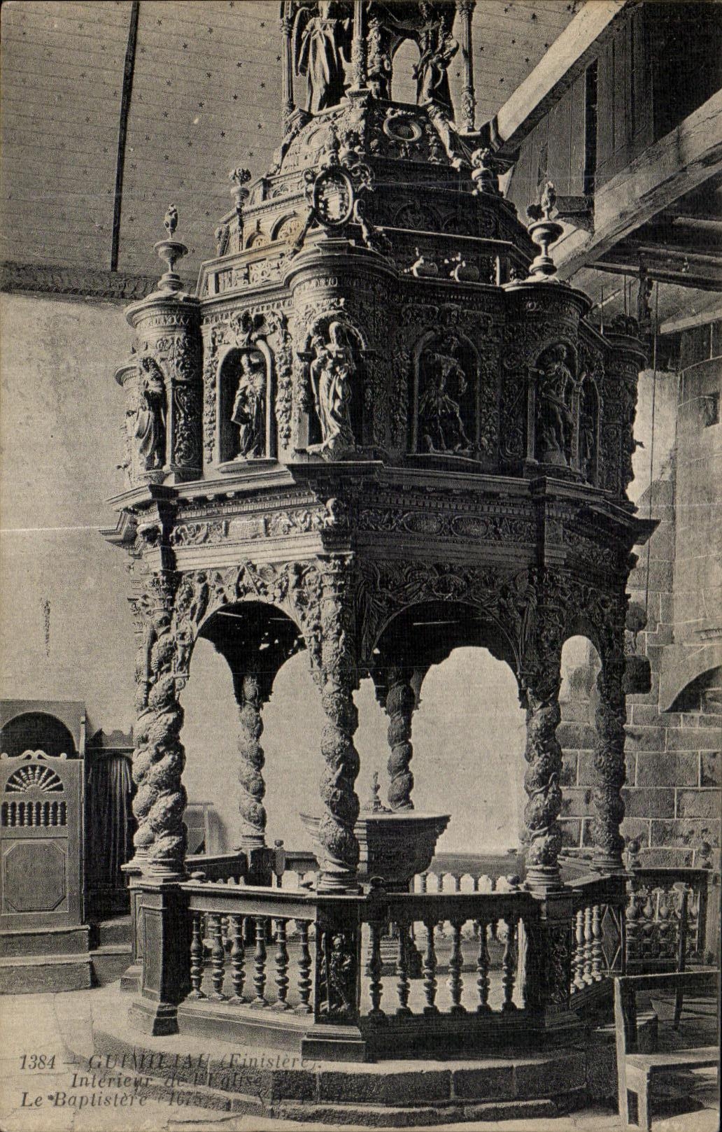CPA Guimiliau (Finistere) Interieur de l eglise Le baptistere