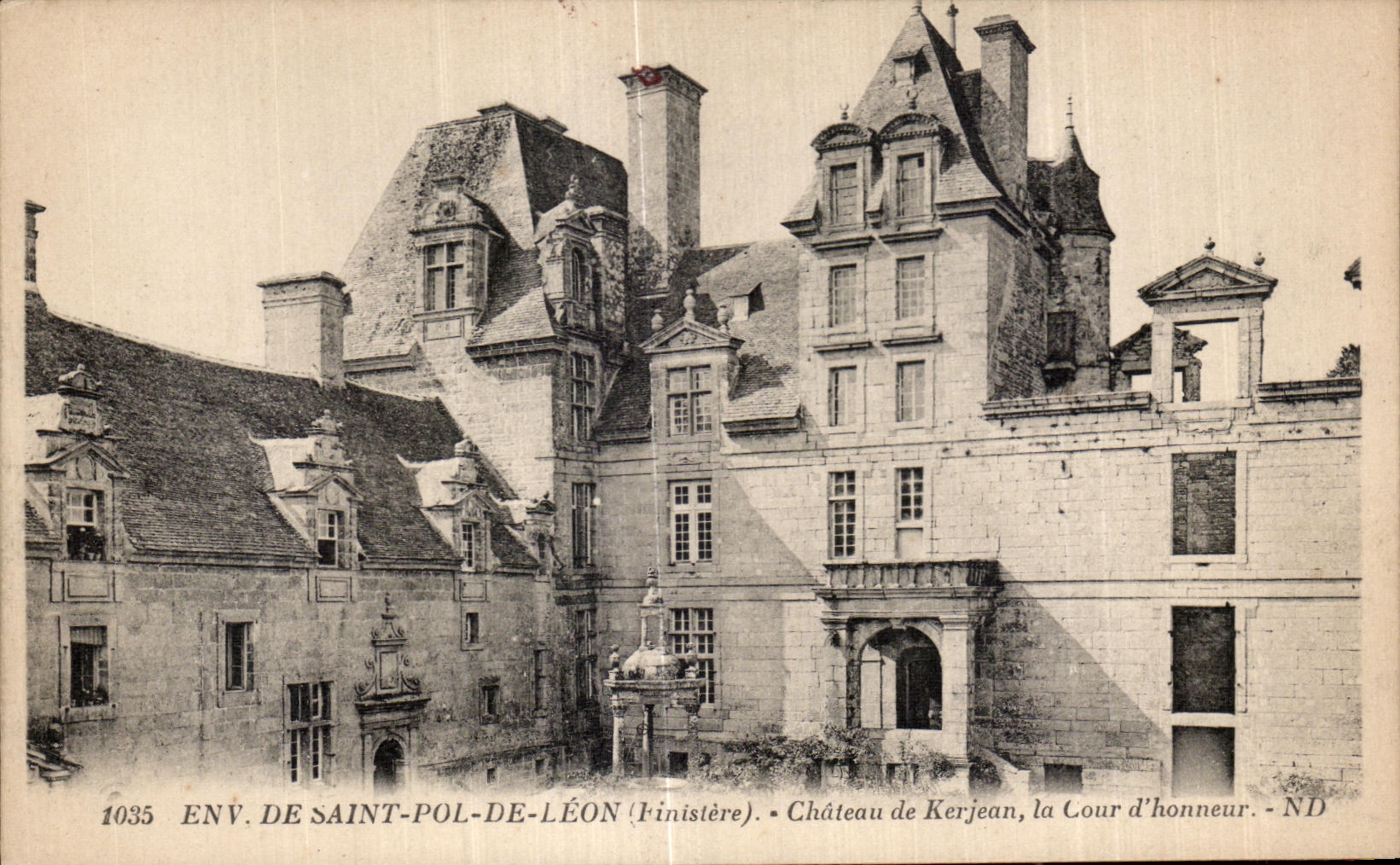 CPA De Saint Pol De Leon (Finistere) Chateau de Kerjean le Cour d honneur