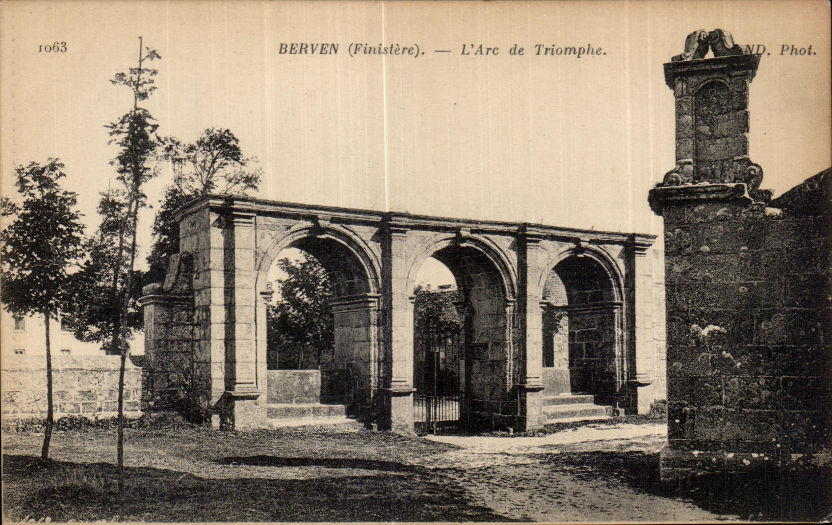 CPA Berven (Finistere) L Arc de Triomphe