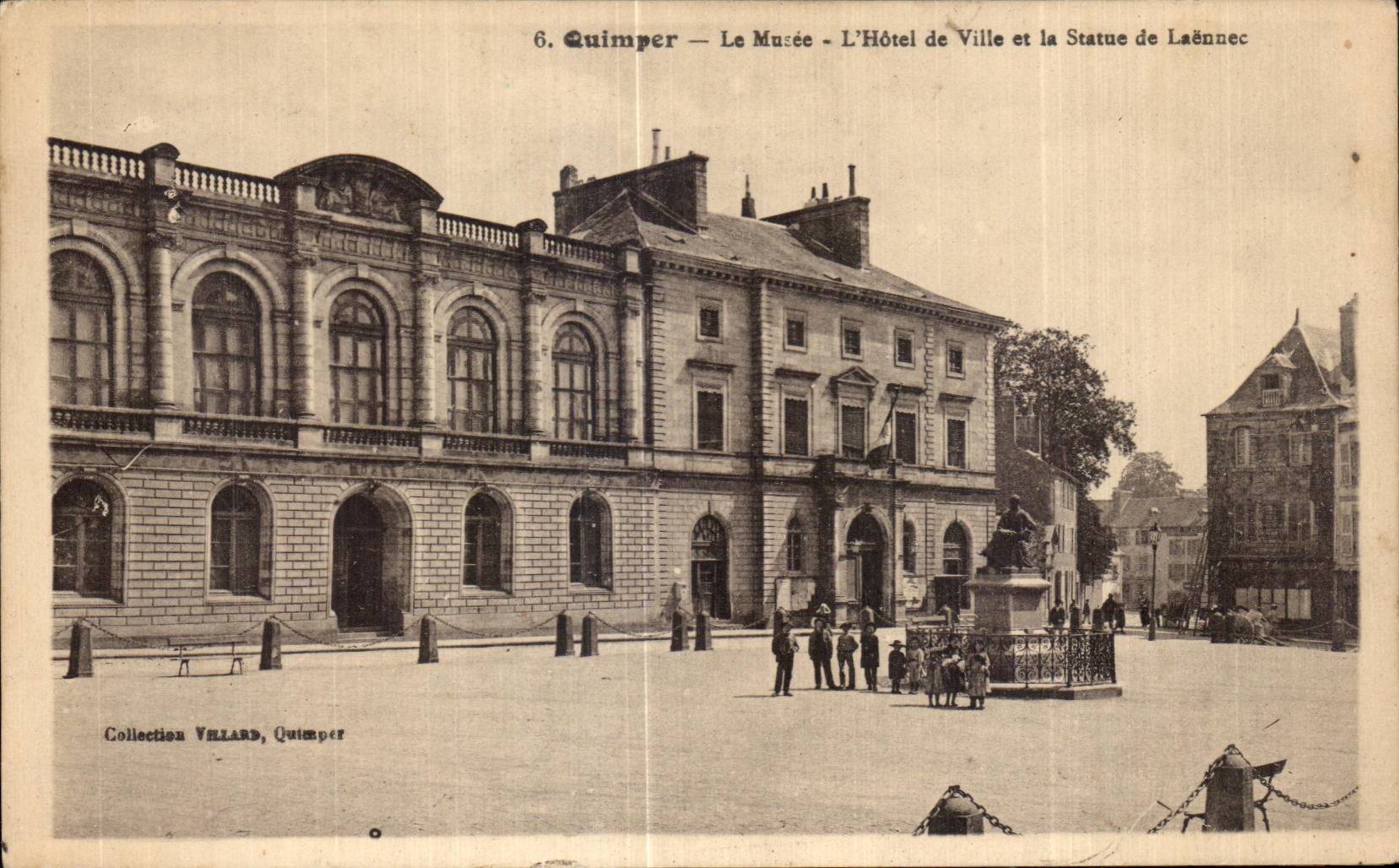 CPA Quimper Le Musee L Hotel de Ville et la Statue de Laennec