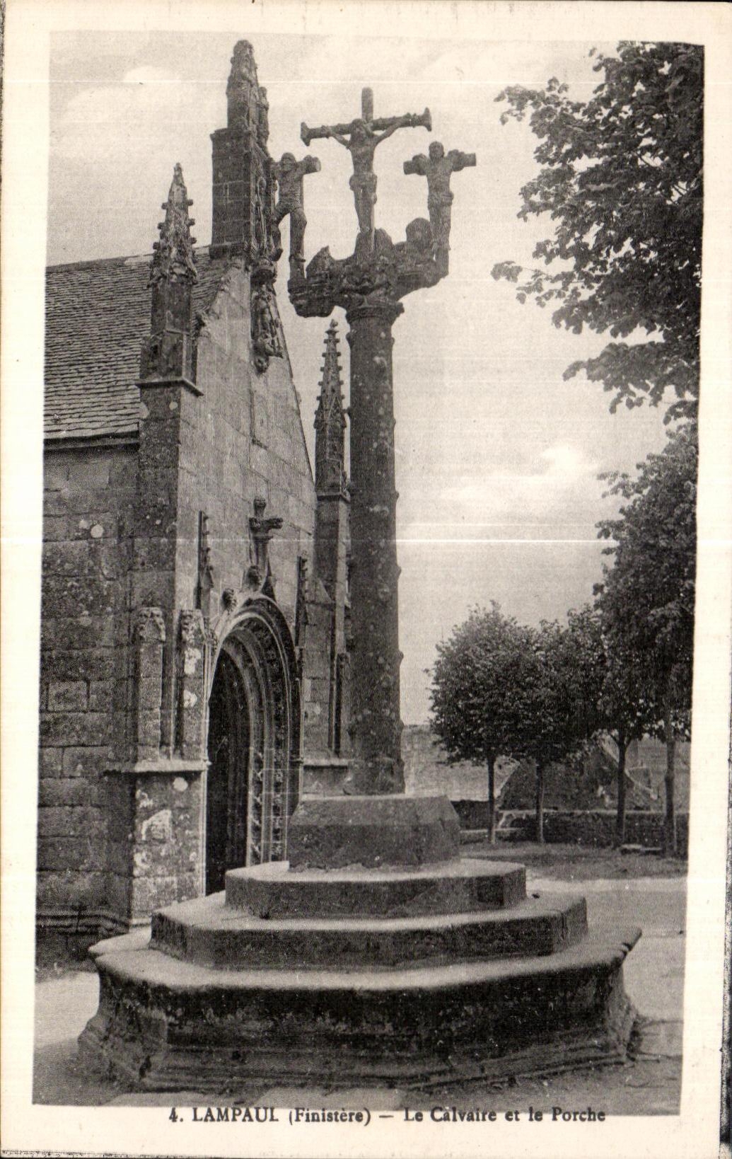 CPA Lampaul (Finistere) Le Calvaire et le Porche