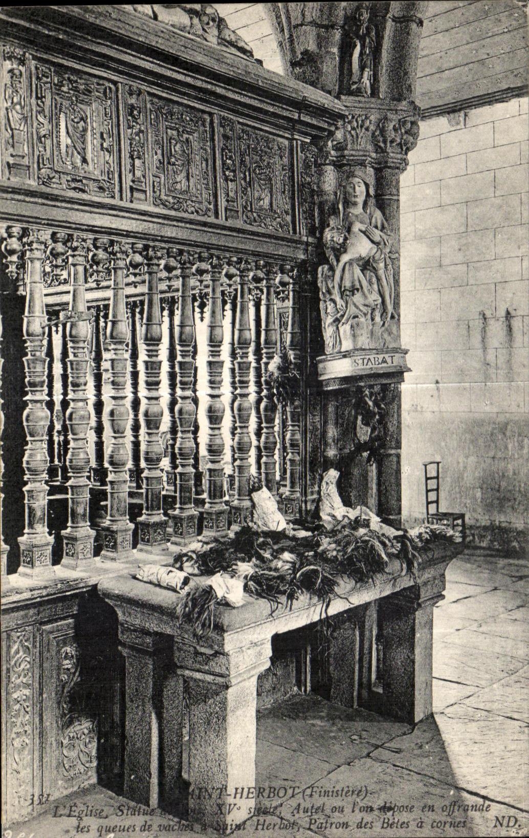 CPA Huelgoat (Finistere) L Eglise Statue Autel ou l on depose en offrande les queues de vache 