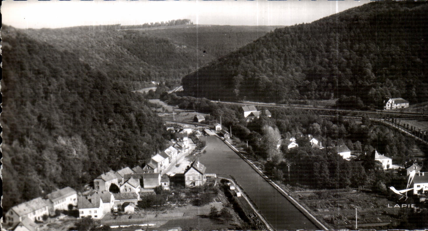 Lapie — Vue aérienne du canal de la Marne au Rhin près du col de Saverne — éditeur LAPIE