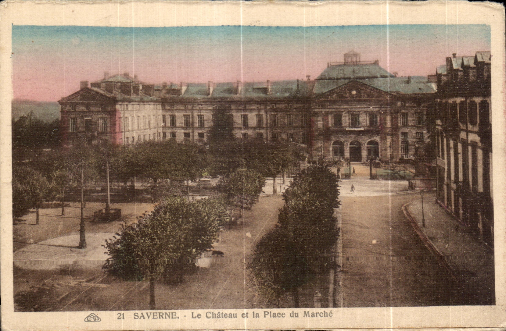 CPA Saverne Le Chateau et la Place du Marche
