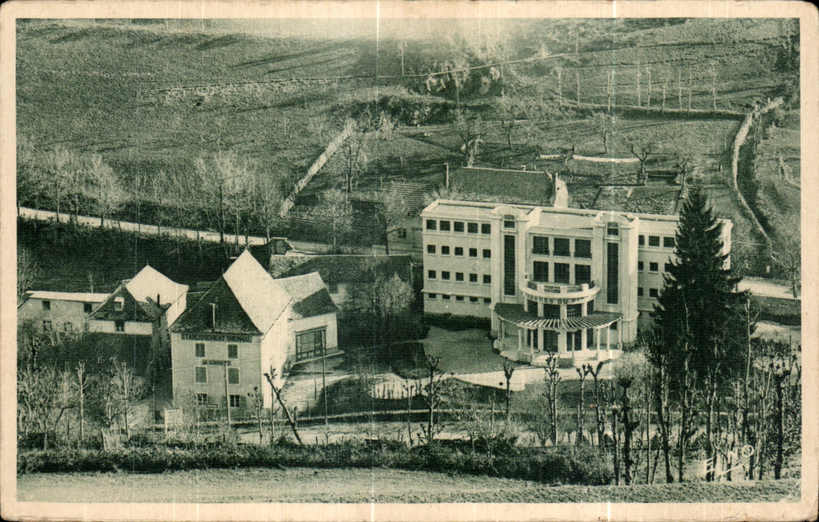 CPA Chaudesaigues (Cantal) Ensemble de I Etablissement Thermal