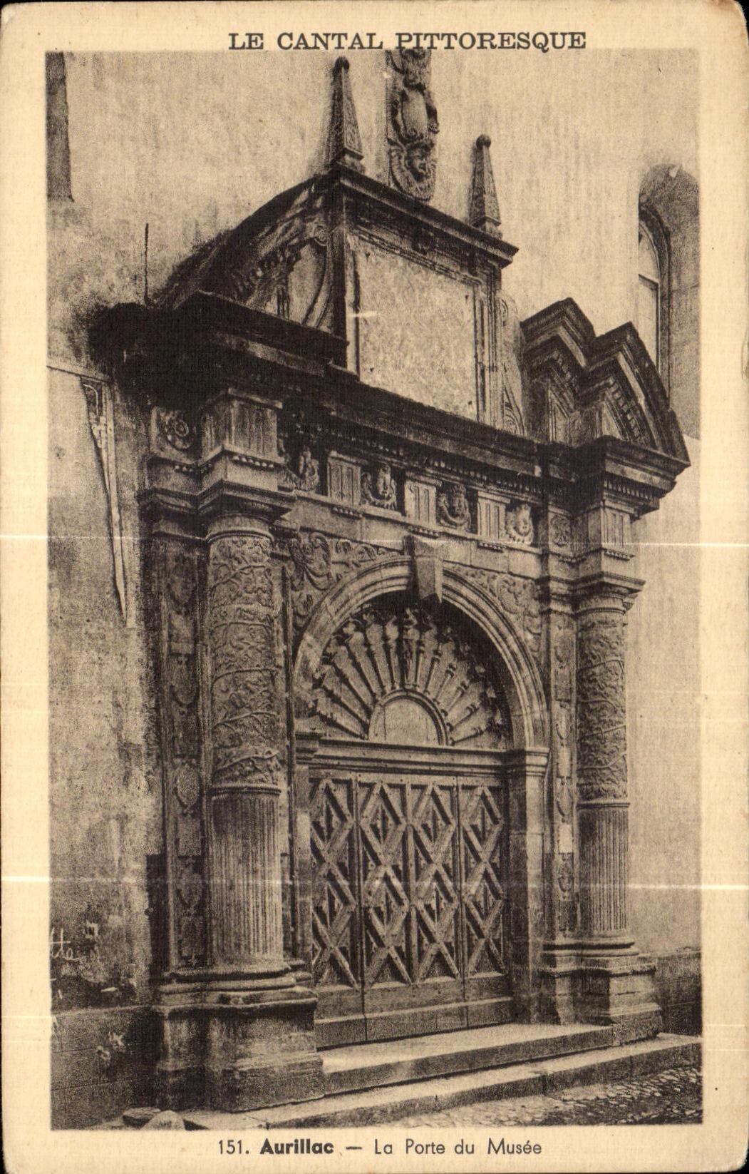 CPA Le Cantal Pittoresque Aurillac La Porte du Musee