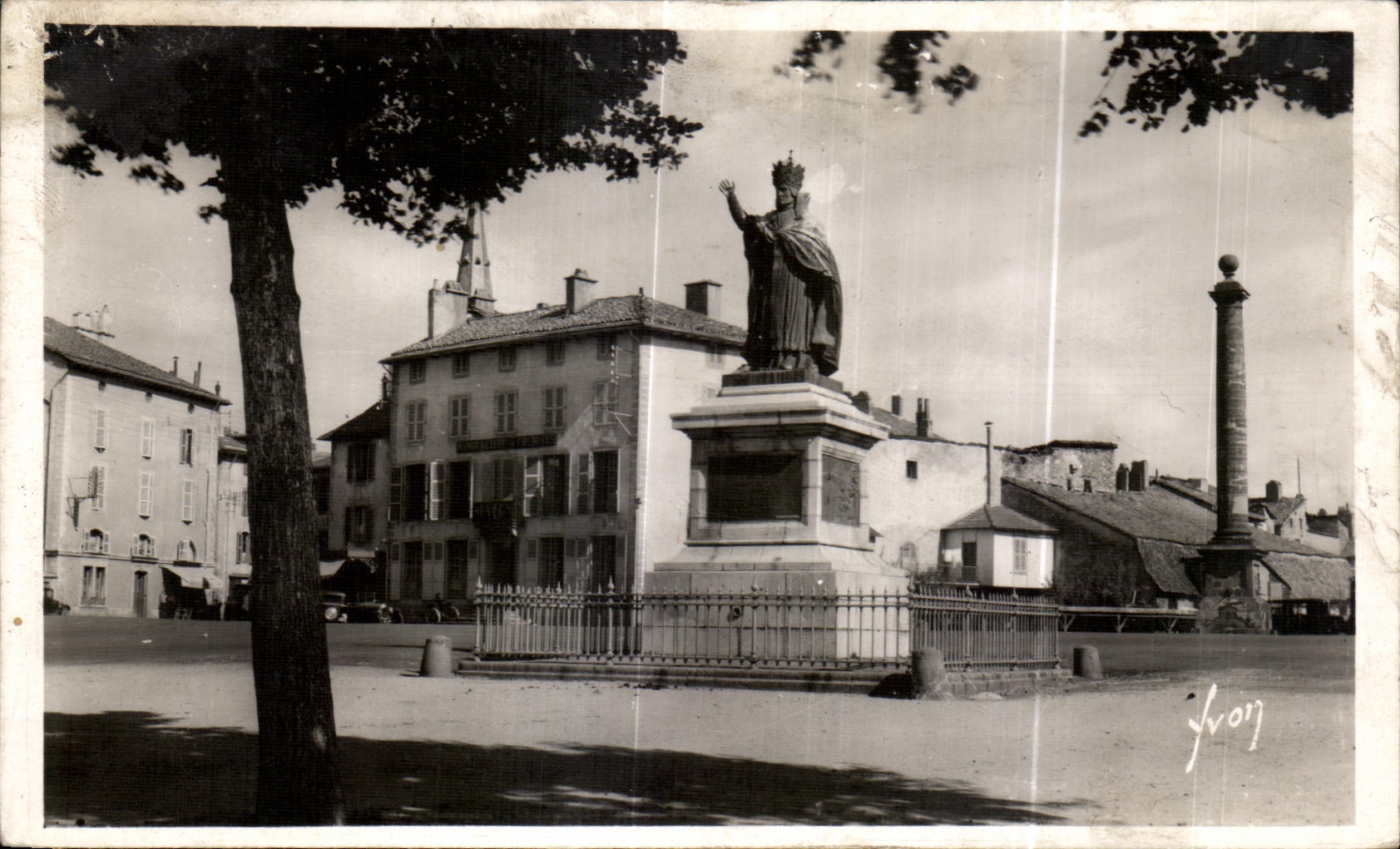 CPA Aurillac Staue de Gerbert premier pape francais sous le nom de Sylyestre II