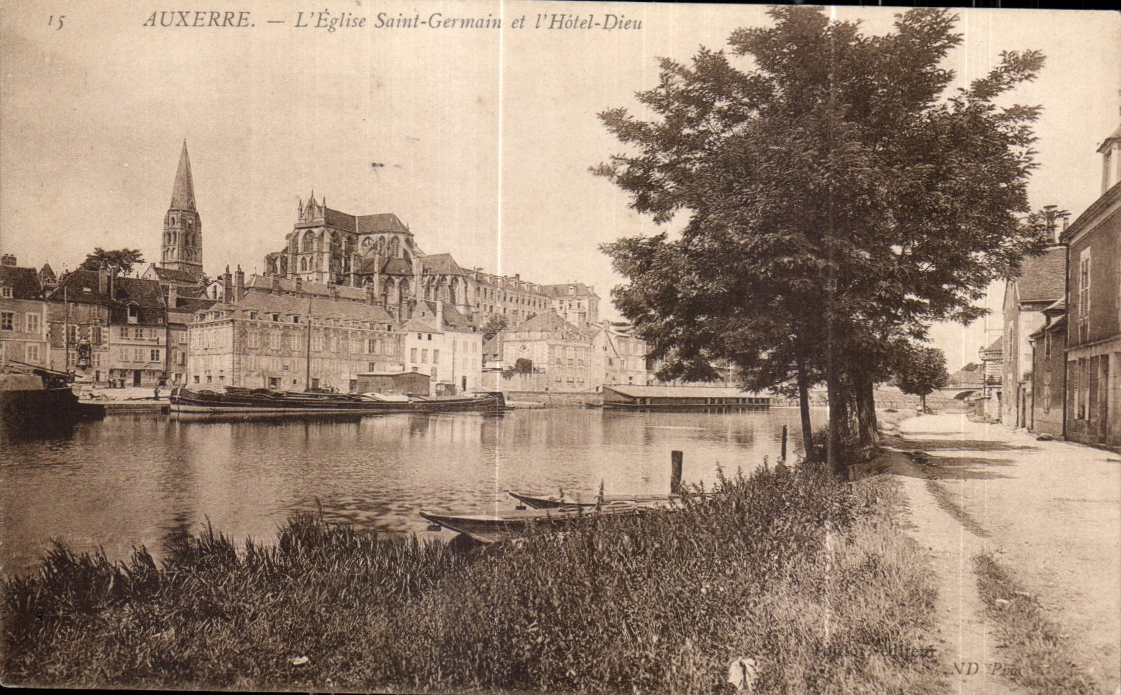 Auxerre — L'Église Saint-Germain et l'Hôtel-Dieu — ND Pina