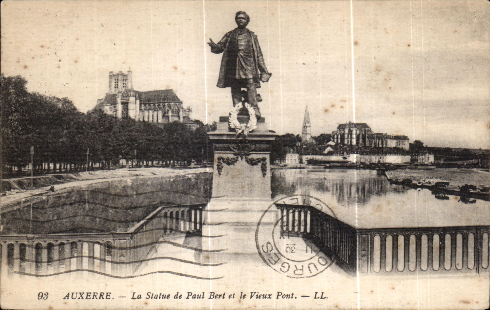 CPA Auxerre La Statue de Paul Bert et le Vieux Pont
