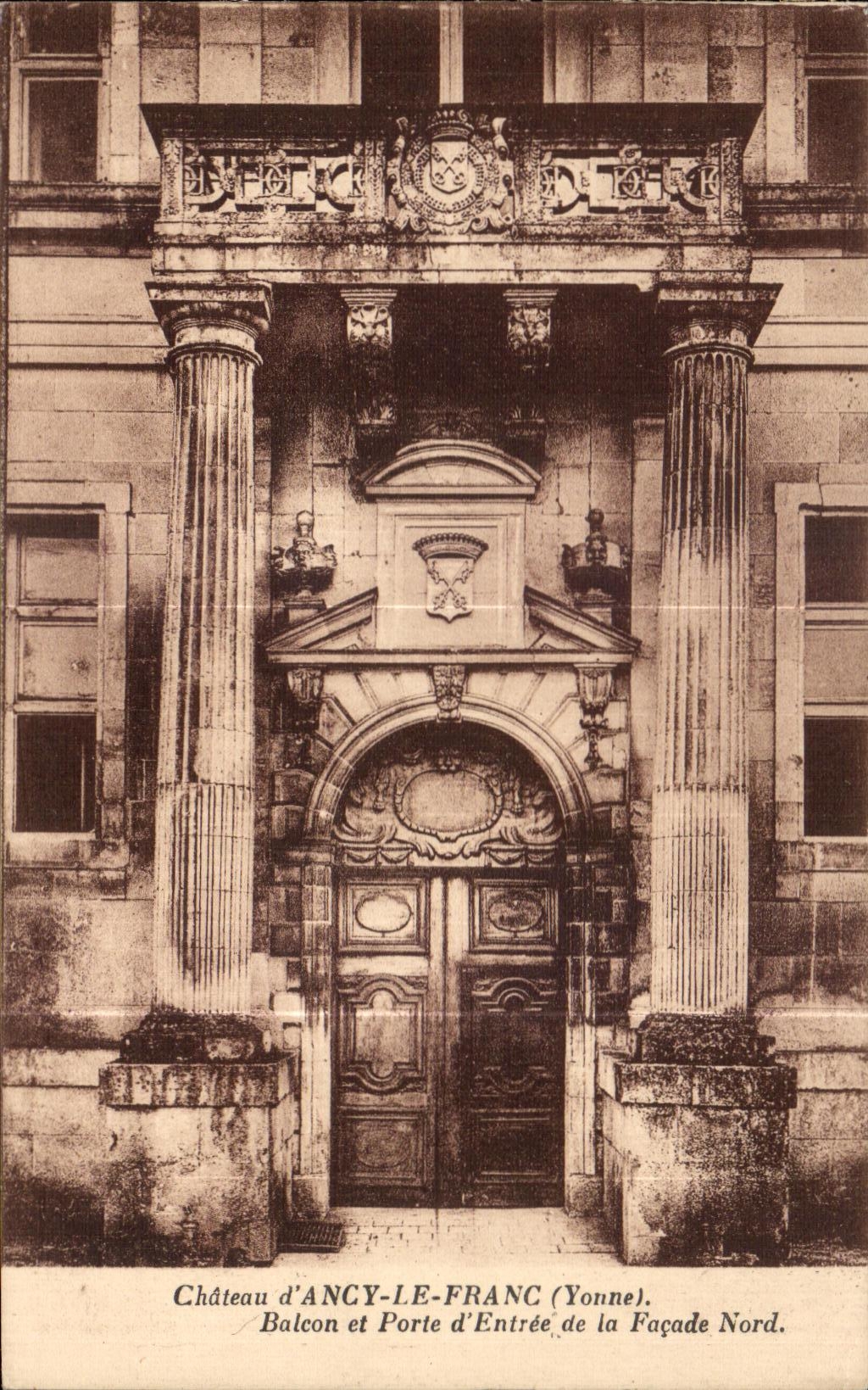 CPA Chateau Ancy le Franc Balcon et Porte d Entree de la Facade Nord
