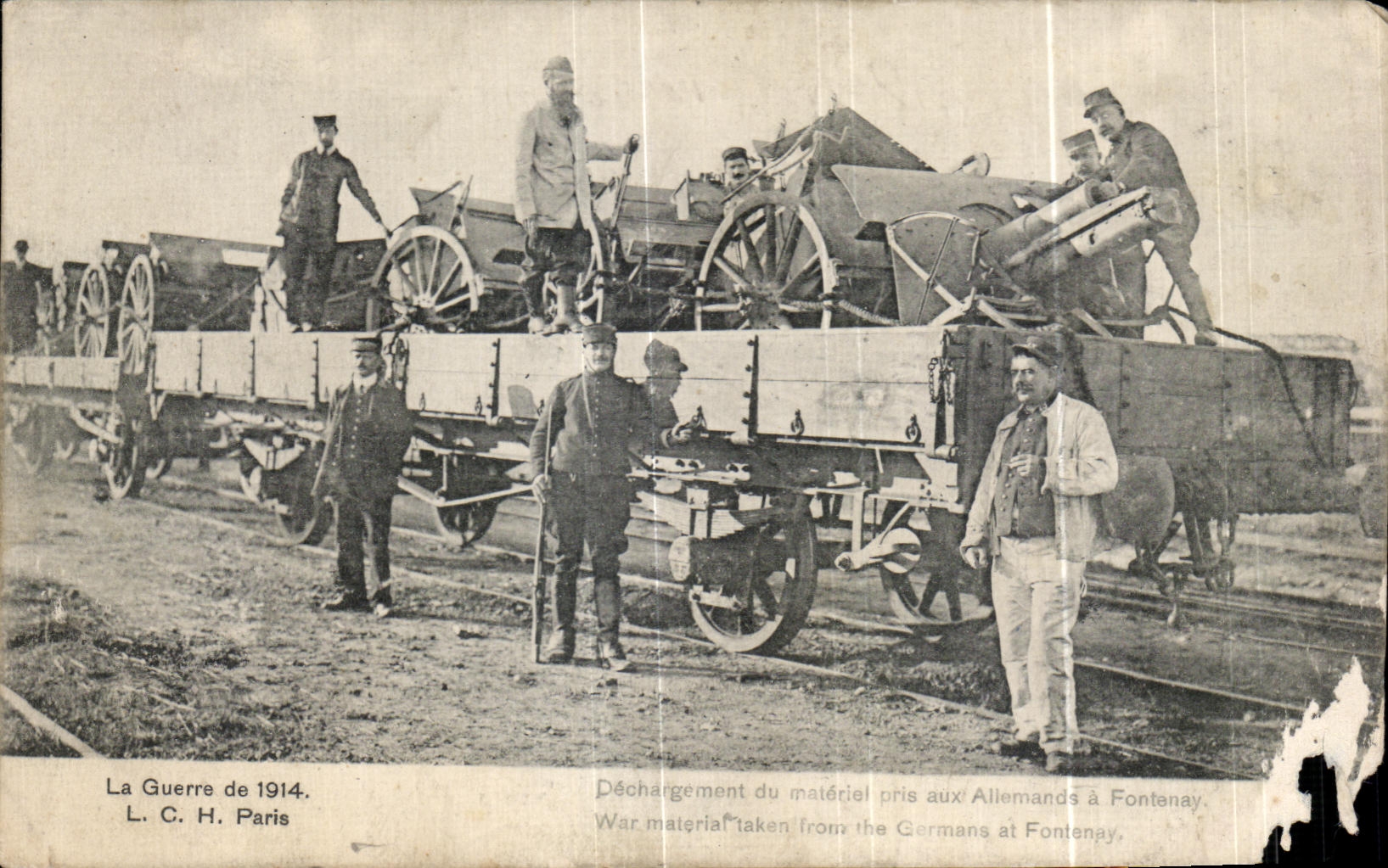 CPA La Guerre de 1914 Dechargement de materiel pris aux allemands a Fonteny Militaria
