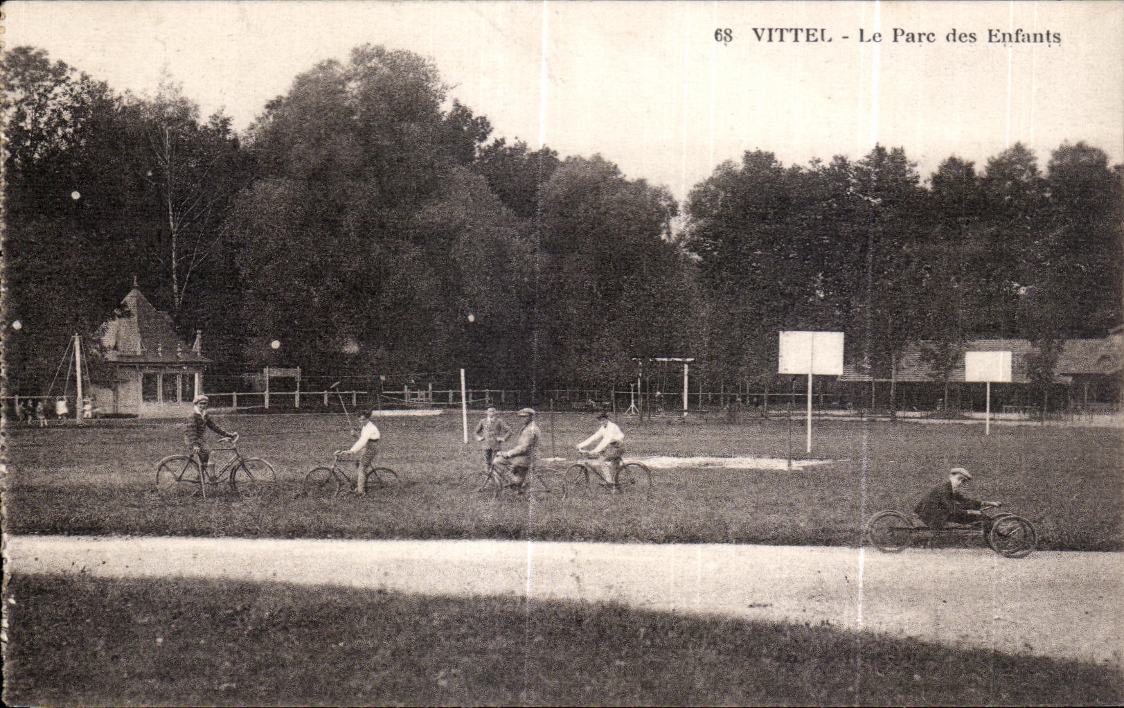 CPA Vittel Le Parc des Enfants Velo Cycle Cycling