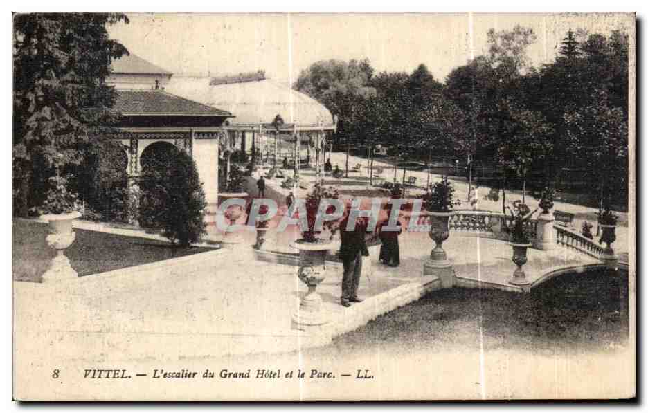 CPA Vittel L escalier du Grand Hotel et le Parc