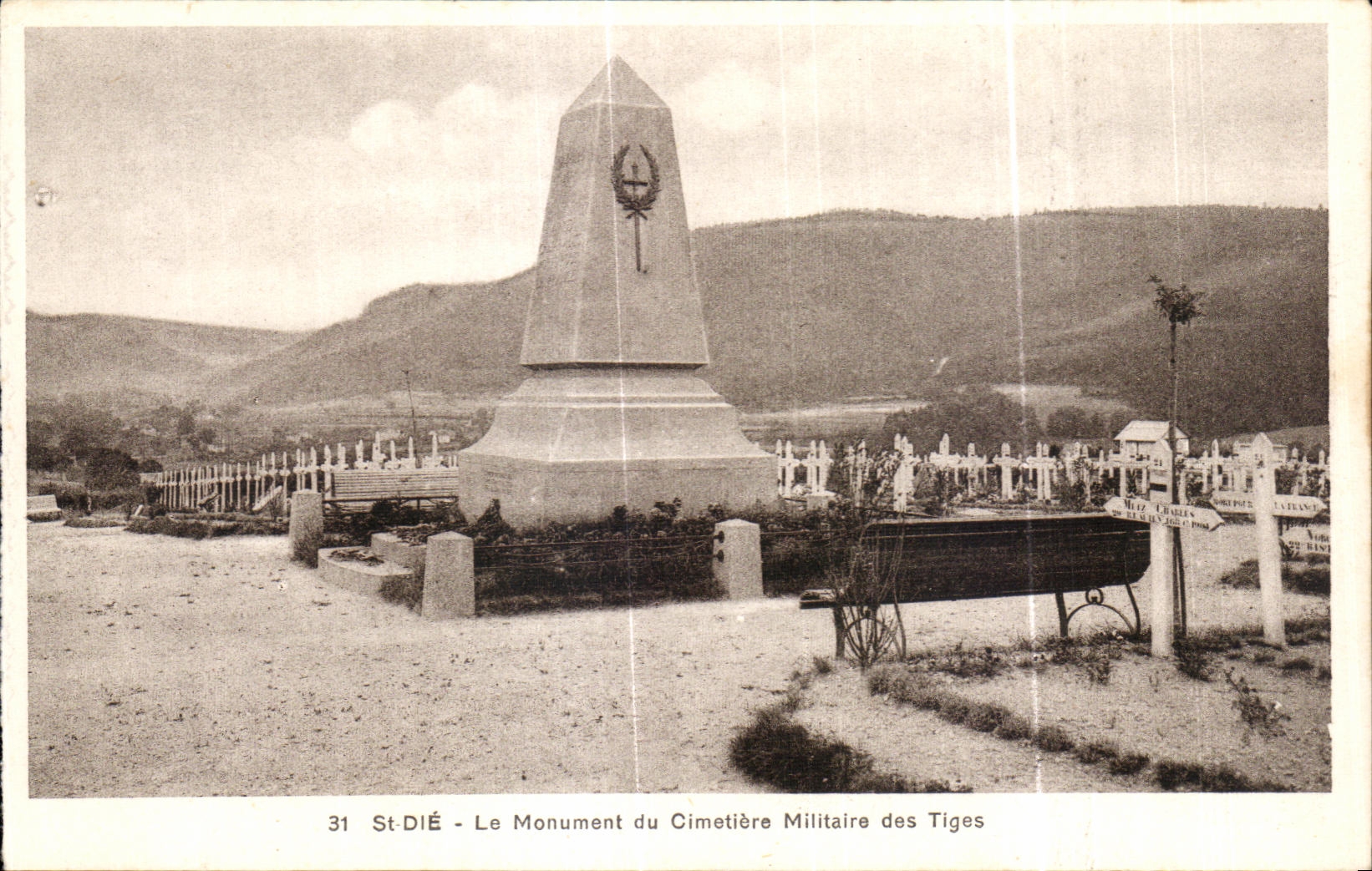 CPA Saint Die Le Monument du Cimetiere Millitaire des Tiges