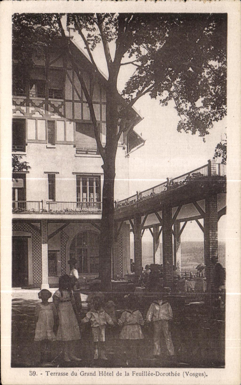 CPA Terrasse du Grand Hotel de la Feuillee Dorothee (Vosges) Enfants