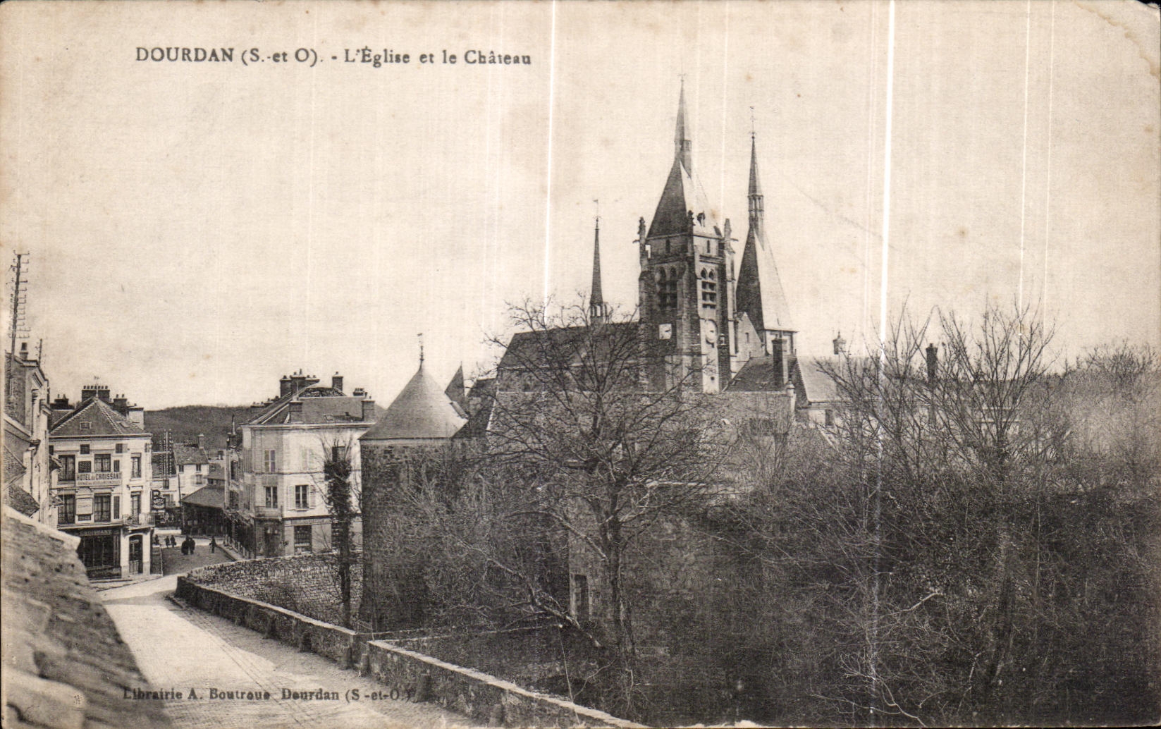 CPA Dourdan L Eglise et le Chateau