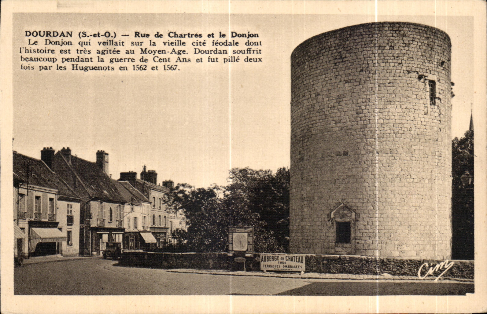 CPA Dourdan Rue de Chartres et le Donjon Le Donjon qui veillait sur la vieille cite feodale dout