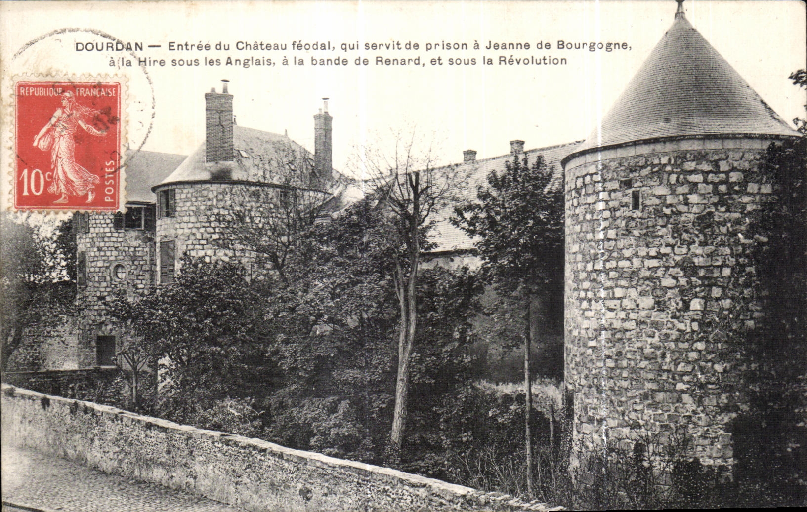 CPA Dourdan Entree du Chateau feodal qui servit de prison a Jeanne de Bourgogne a la Hire sous les Anglais a la