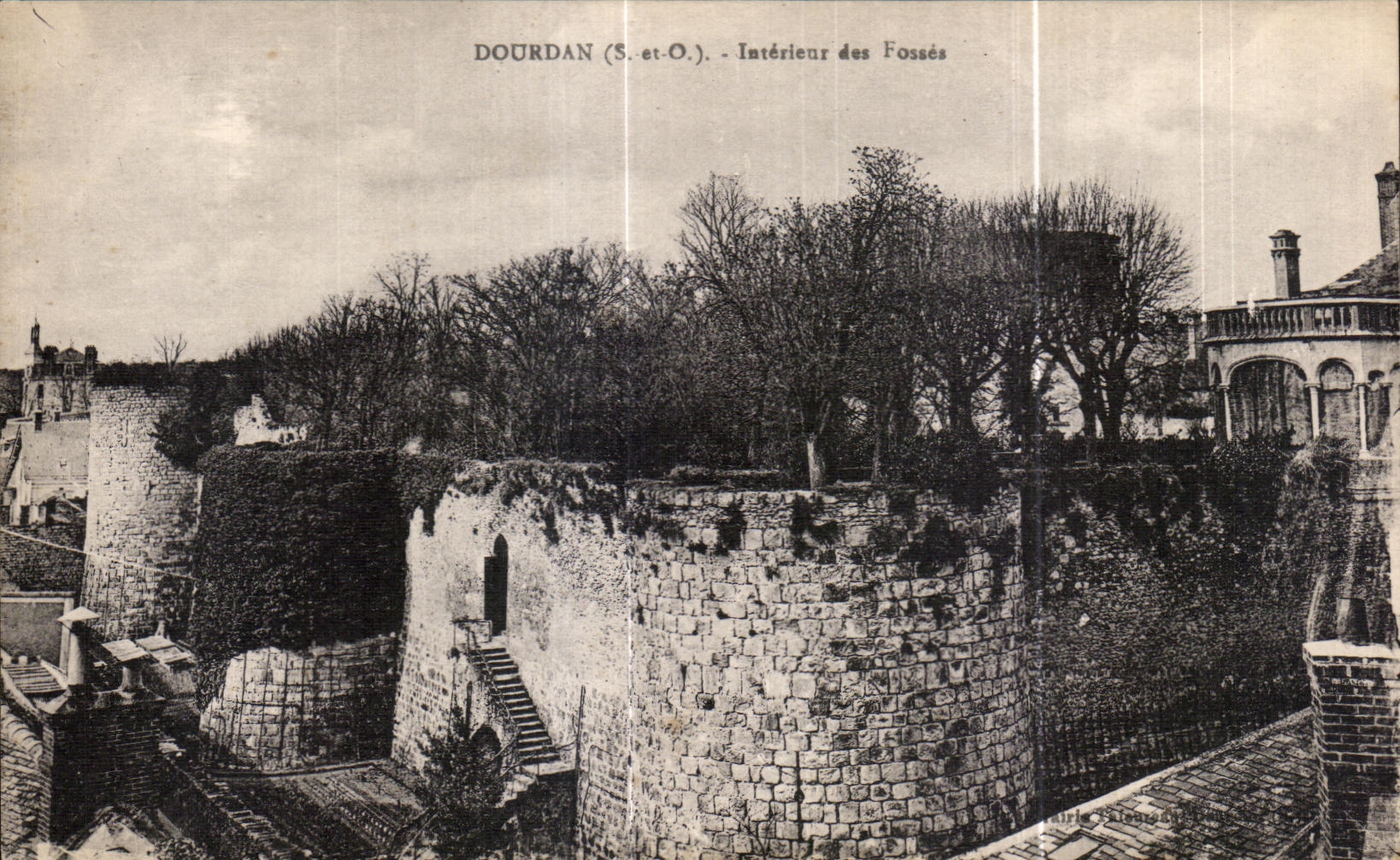 CPA Dourdan Interieur des Fosses