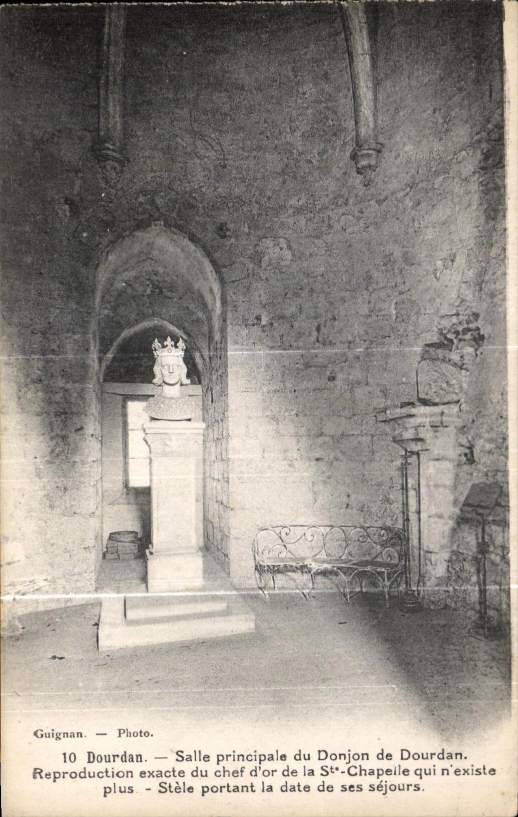 CPA Dourdan Salle principale du Donjon de Dourdan Reproduction exacte du chef d or de la St Chapelle
